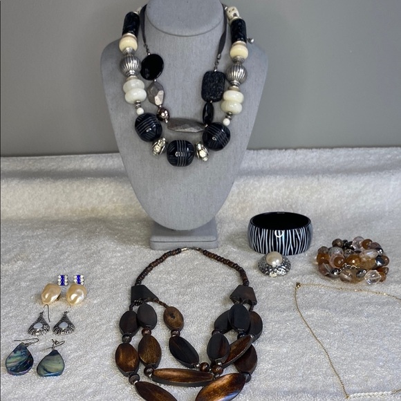 Vintage and Costume Jewelry Lot with Earrings, Necklaces, and Bracelets [1 lb] A - Picture 1 of 6